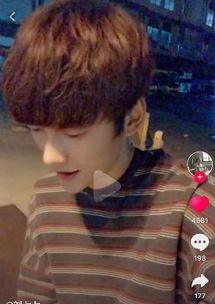 抖音男网红广东吃瓜,揭秘当地美食与风土人情  第2张